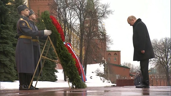 Владимир Путин почтил память погибших воинов в День защитника Отечества