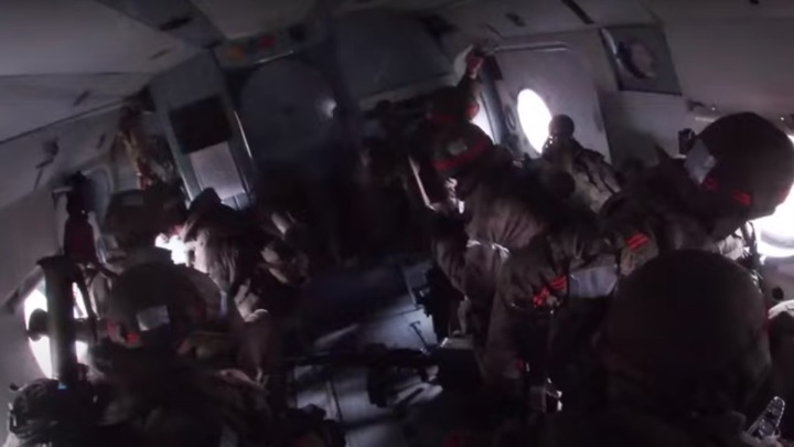 Десантники взяли под контроль аэродром на Украине. Видео Минобороны