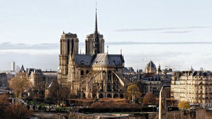 Знаменитый шпиль Собора Парижской Богоматери был возведён в XIX веке.