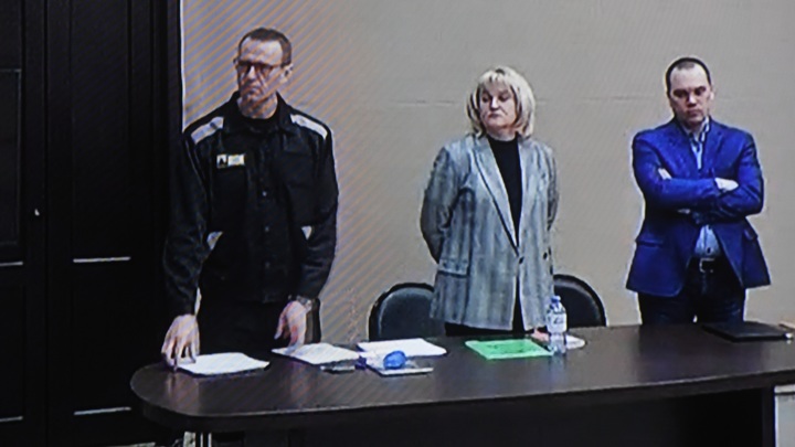 После приговора адвокатов Навального увезли в автозаке