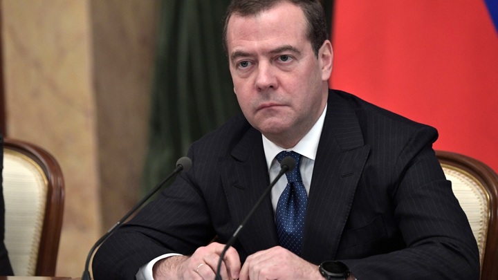 Медведев иронично прокомментировал идею уничтожения спутников Маска