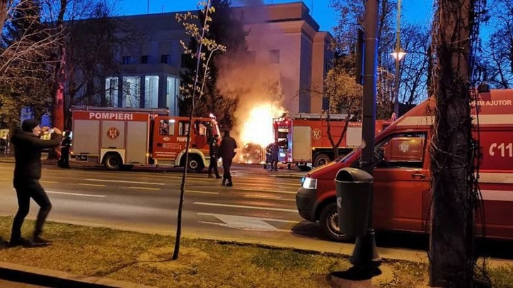 Автомобиль врезался в забор посольства РФ в Бухаресте и загорелся