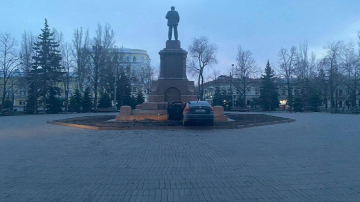 В Самаре каршеринг врезался в памятник Ленину