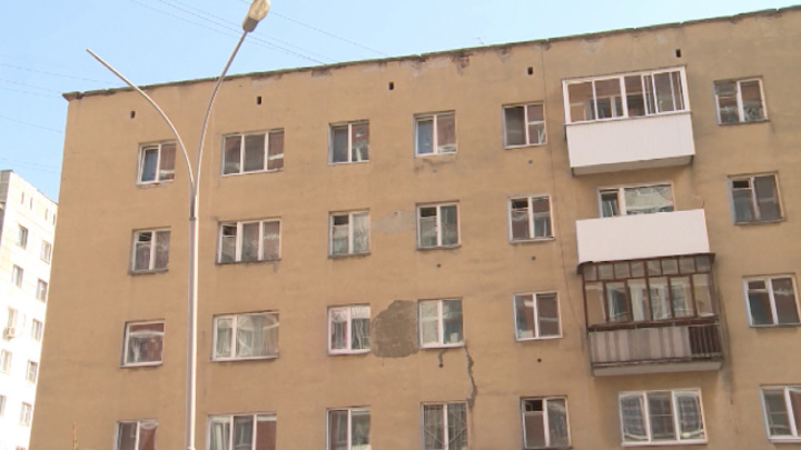 Штукатурка упала на голову: жительница Екатеринбурга требует компенсацию