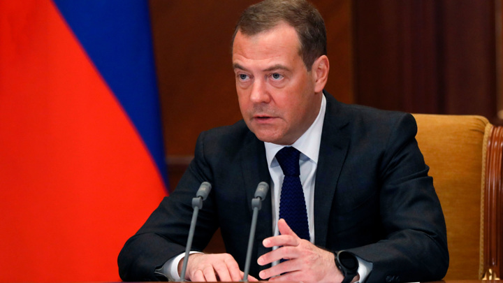 Медведев призвал перестать "миндальничать" и навести порядок