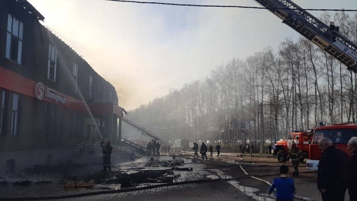 Загоревшуюся кровлю административного здания в Нижнем Новгороде потушили