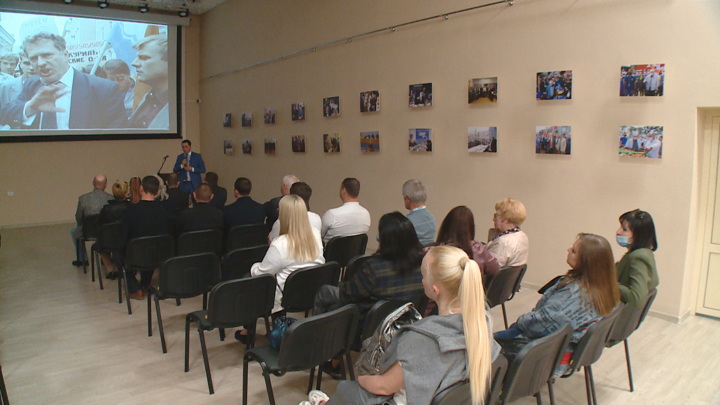 В Волгограде открылась фотовыставка памяти Владимира Жириновского
