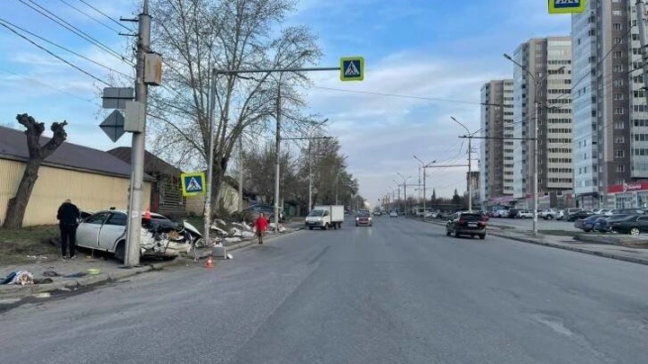 В Новосибирске погиб пассажир Toyota после столкновения со столбом
