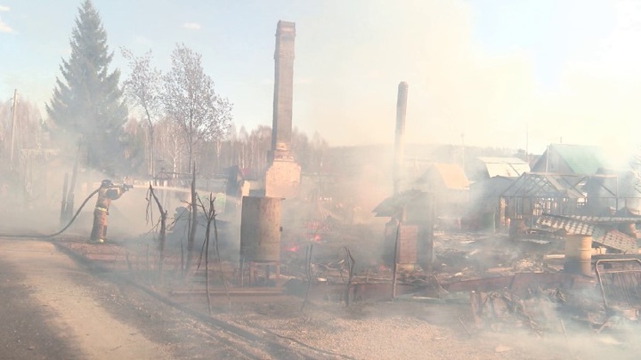 В одном из 10 сгоревших домов в СНТ на Урале нашли тело женщины