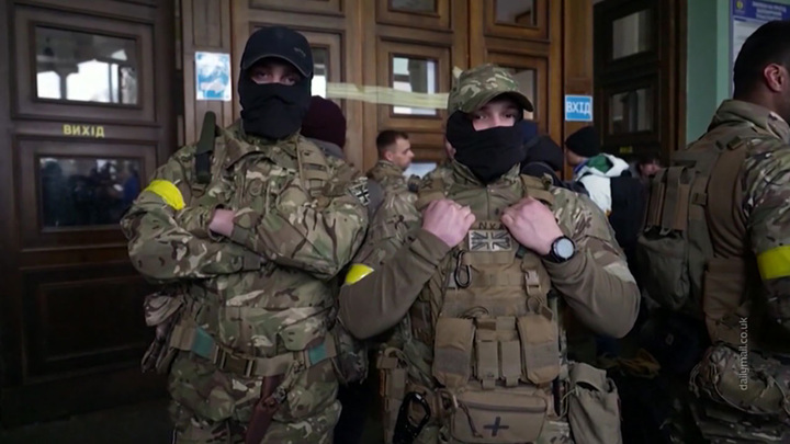 Украинцы пытались продать тысячу бронежилетов, собранных для армии