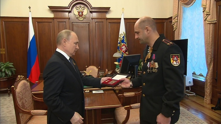 Путин вручил звезду Героя России отцу погибшего комбата "Спарты"
