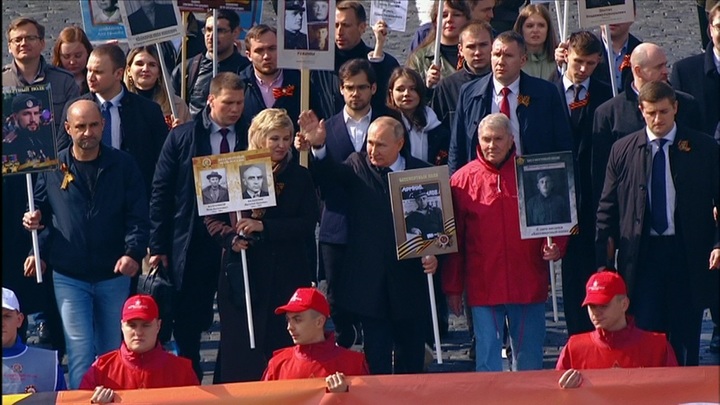 Путин прошел с "Бессмертным полком" по Красной площади