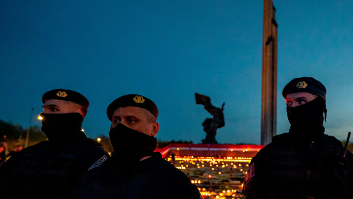 В Риге задержали защитников памятника Освободителям