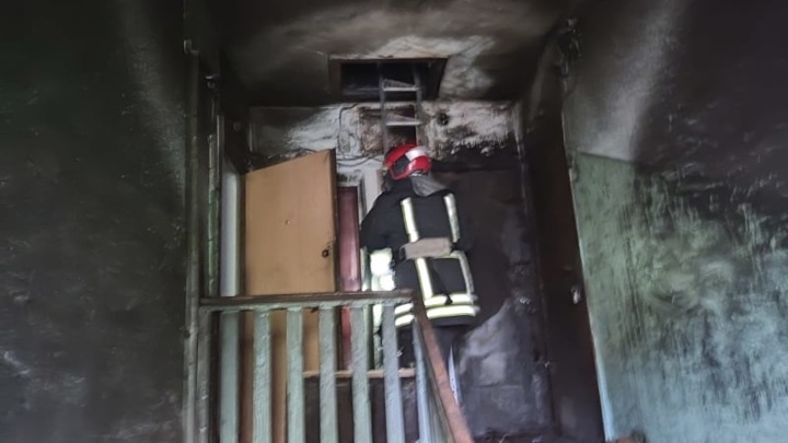 Сотрудники МЧС спасли 5 человек из горящего дома во Владимире