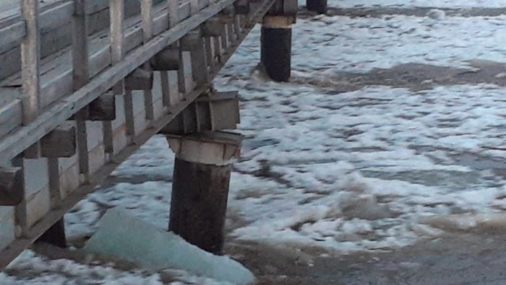 Пострадавший в результате ледохода на Селемдже мост временно заменит паромная переправа