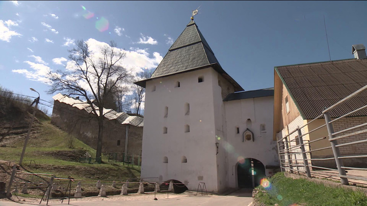 Боевые башни Псково-Печерского монастыря восстановят специалисты из Санкт-Петербурга