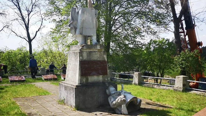Во время сноса советского памятнике в Литве произошел казус