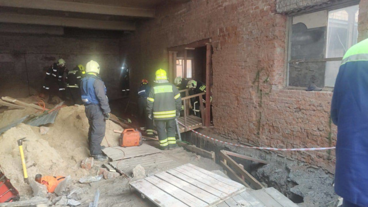 Мужчина погиб при обрушении бетонной конструкции в Москве