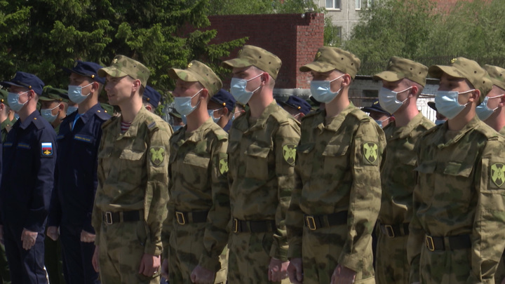 170 призывников из Прибайкалья отправились сегодня на службу в армию. Впервые за два года проводить их на сборный пункт пустили родителей