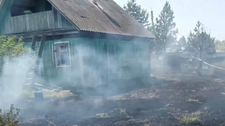 Из-за пала мог сгореть дом в Усть-Ивановке