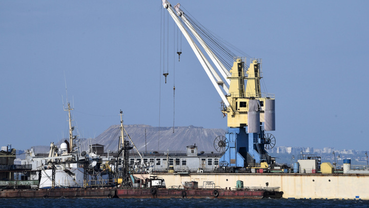 В порт Мариуполя зашло первое после освобождения города судно
