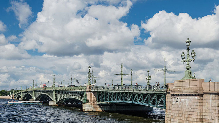 Пролет разведенного Троицкого моста в Петербурге станет на одну ночь киноэкраном