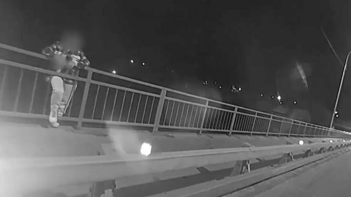 Полицейские отговорили девушку от прыжка с моста в Серпухове