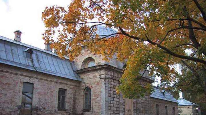 В Гатчине приступили к восстанавлению Дворцовой фермы