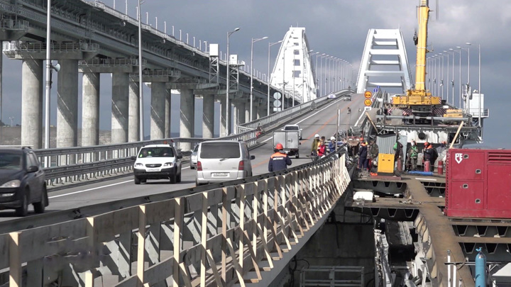 Строители разбирают поврежденные участки Крымского моста