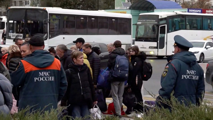 После объявления эвакуации херсонцы выезжают целыми семьями