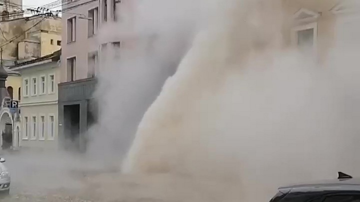 Улицу в центре Петербурга залило кипятком