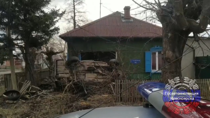 Нетрезвый лихач снес стену дома в Красноярске