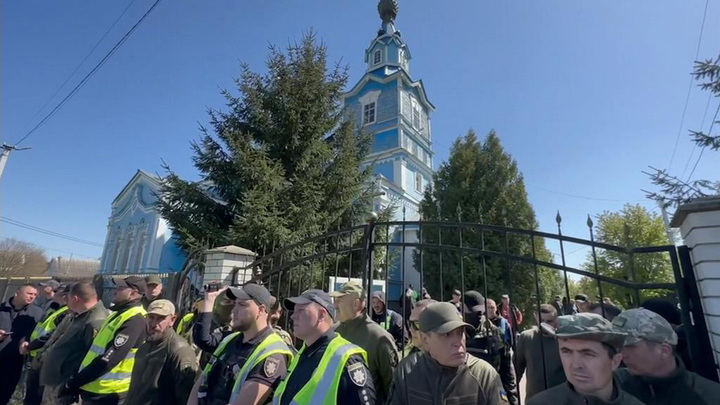 При захвате храма в Киевской области пострадала супруга священника